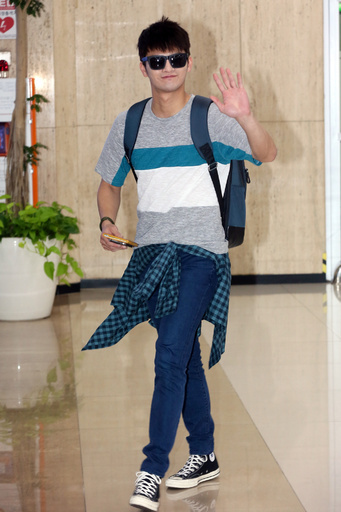 韓国の歌手ソ・イングク、日本でのイベント終え帰国