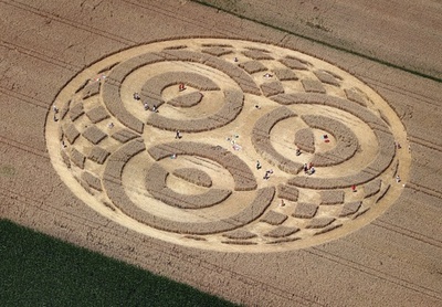 もはや観光名所？畑に出現した「ミステリーサークル」 ドイツ