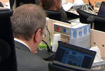 ノルウェー銃乱射事件、審理中に裁判員がパソコンでゲーム