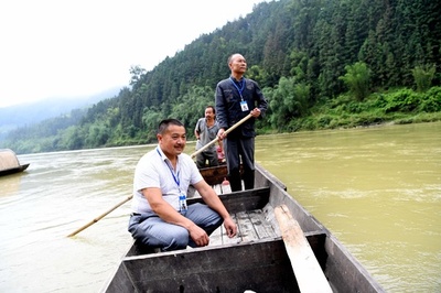 山間の川沿いにたたずむ漁村、乱獲から川の魚守る男たち 貴州省