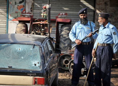 パキスタン首都で軍車両狙った襲撃、軍高官ら2人が死亡