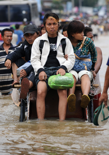 インドネシア、水害の被害拡大