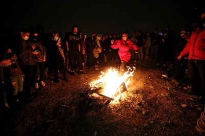 イラン暦の正月直前 伝統の火祭り「チャハールシャンベ・スーリー」