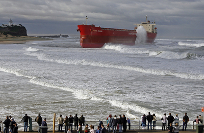 シドニー北方で座礁した輸送船、積荷の石油による海洋汚染の懸念