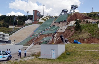 トルコのスキージャンプ施設が地滑りで倒壊