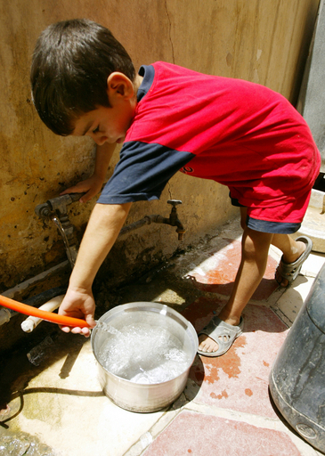 真夏のイラク、政府崩壊の危機と断水と停電にあえぐ市民