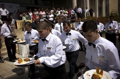 ワインとチキン配膳レース、大会目指すウエイターたち イスラエル