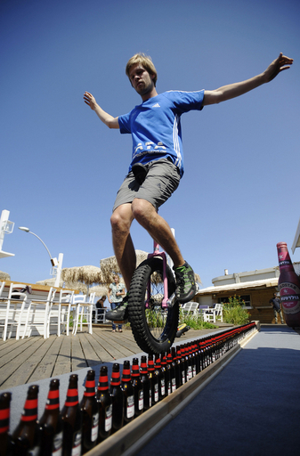 ビールびんの上を一輪車で渡ってギネス記録、イスラエル