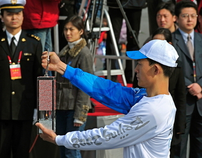 五輪聖火が北京に到着、国営テレビは1分遅れで「生中継」