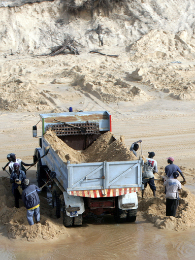 空前の建設ラッシュ、セネガルの海岸が「砂の盗難」で消滅の危機