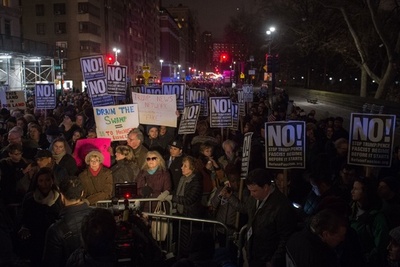 トランプ氏の大統領就任前夜、セレブらが抗議集会 米NY