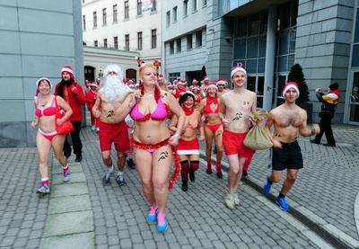 水着姿のサンタが走る！ハンガリー