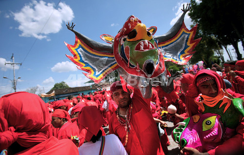 赤い悪魔が踊る ベネズエラのカトリック聖体祭 写真21枚 ファッション ニュースならmode Press Powered By Afpbb News