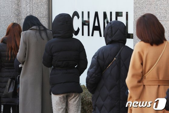 ソウルのデパートのシャネル売り場で入場を待つ市民(c)news1