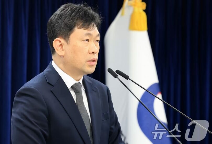 定例ブリーフィングに臨むユン・ミンホ韓国統一省報道官(c)news1