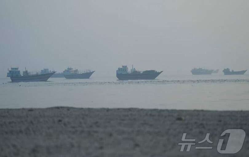 15日、オマーン・ムサンダムから見たホルムズ海峡の船舶(c)news1