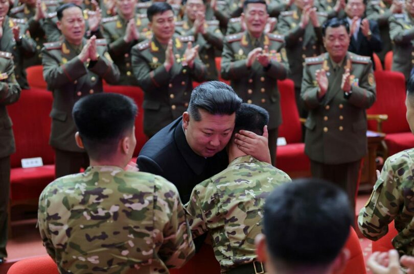 派兵後に帰国した朝鮮人民軍海外作戦部隊の主要指揮官に国家表彰を授与するキム・ジョンウン（金正恩）朝鮮労働党総書記＝労働新聞(c)KOREA WAVE