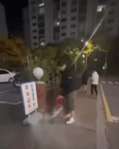 警察署とみられる建物の前で、男が消火器を噴射するSNS動画 (c)news1