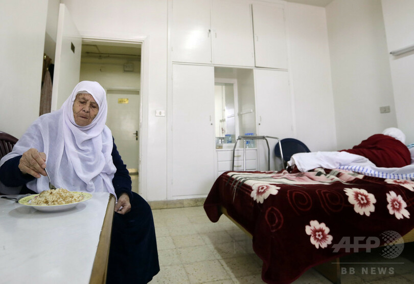 シリアの老人ホーム、内戦で取り残された高齢者の「ついの避難所」