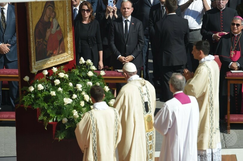 マザー・テレサ「聖人」に、ローマ法王が宣言