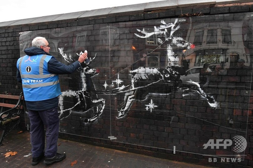 バンクシー新作はベンチを引くトナカイ 街をにぎわす 英