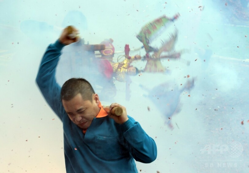 台湾、港に飛び込む祭り 平和と繁栄願う