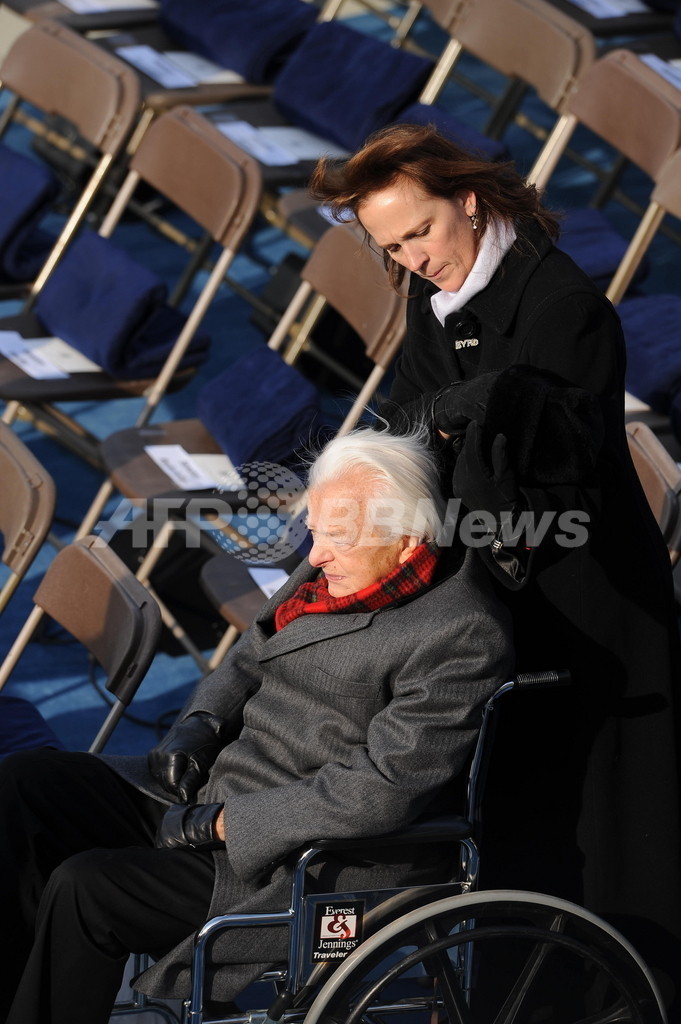 ケネディ米上院議員、大統領就任式後の昼食会で倒れる 別の上院議員も