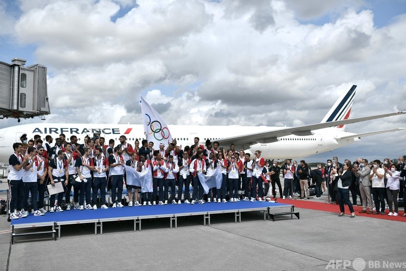 フランス選手団が帰国、五輪旗もパリに到着