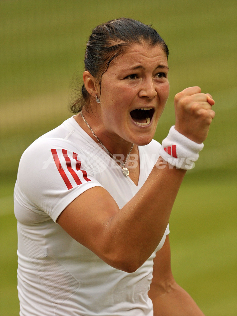 サフィナが8強入り 開閉式屋根は初稼動、ウィンブルドン選手権