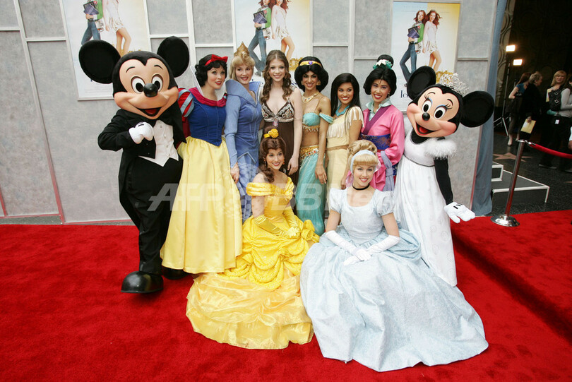 有名デザイナーによるディズニーの プリンセス ファッション ユニセフ慈善競売に 写真1枚 国際ニュース Afpbb News