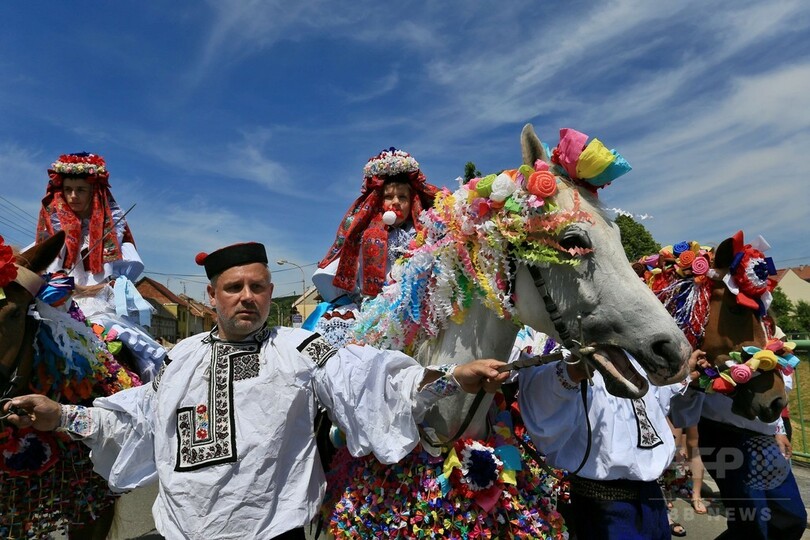 華やかな民族衣装で騎馬行列、チェコの伝統行事「王様騎行」