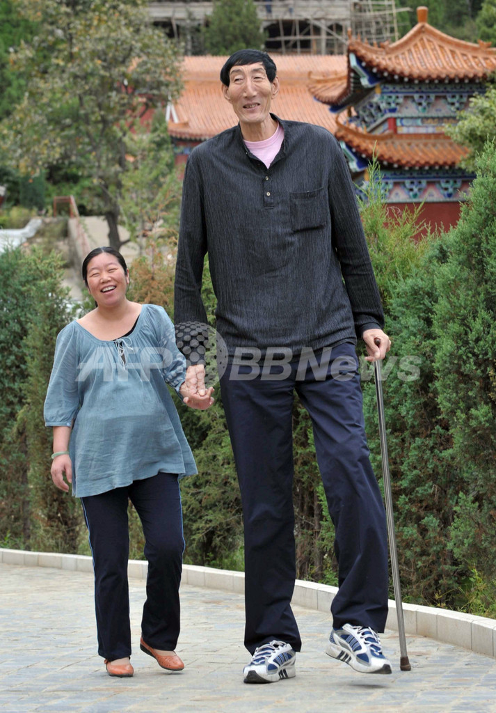 身長世界一の中国人男性 世界一ノッポのお父さん に 写真2枚 国際ニュース Afpbb News