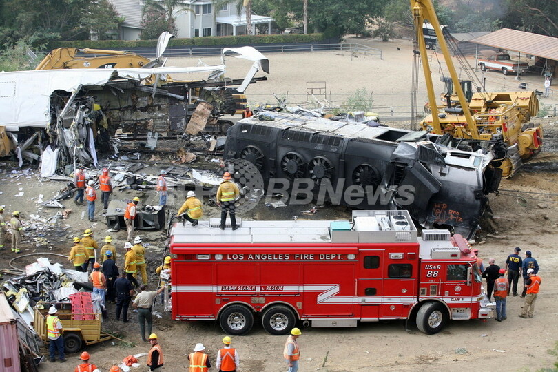 ロサンゼルス郊外で列車衝突、死者23人に