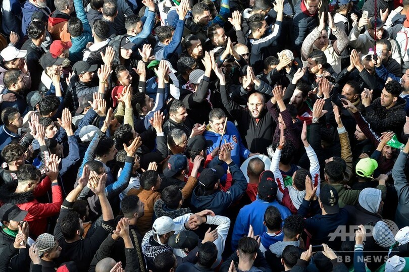 アルジェリア大統領選、デモで混乱 投票所襲撃も