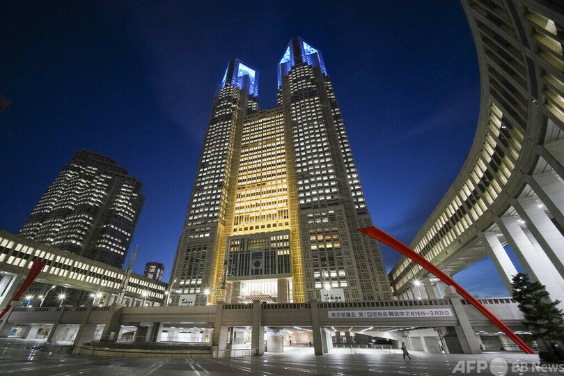 都庁、ウクライナ国旗色に ライトアップで連帯表明