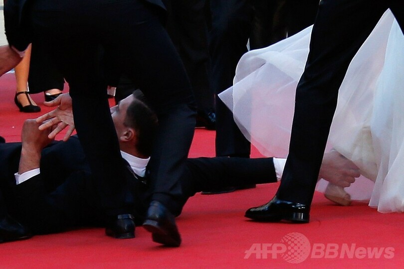 男が米女優のスカートに頭突っ込む、カンヌ映画祭