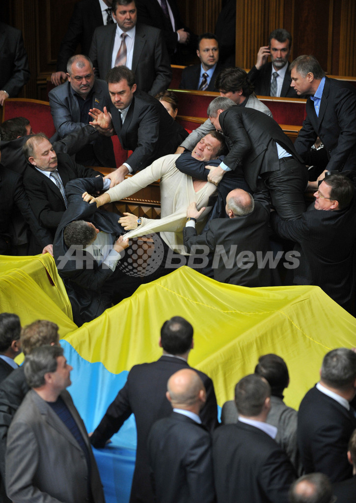ウクライナ議会、露海軍の駐留期限延長で大パニックに