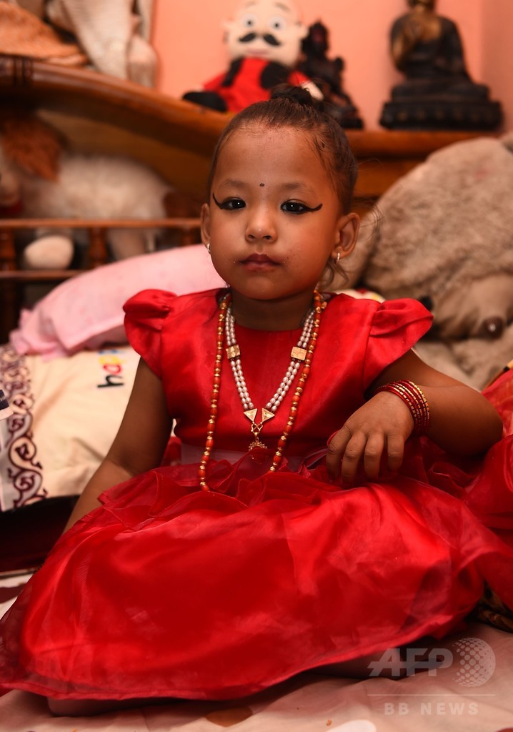 3歳の女の子が新たな生き神 クマリ に ネパール 写真6枚 国際ニュース Afpbb News
