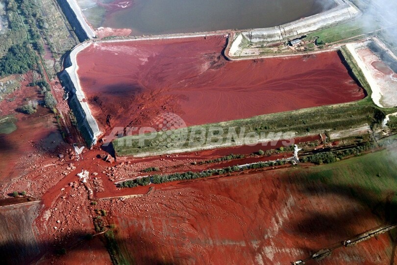 ハンガリー廃液貯水池の決壊、死者7人に