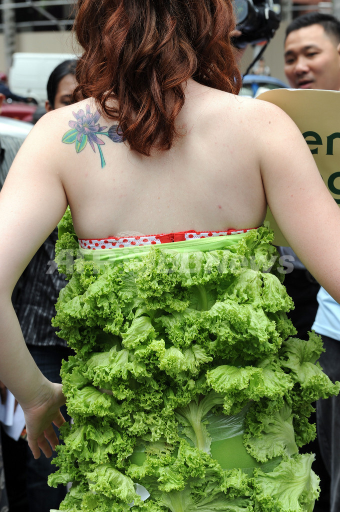 PETA、レタスドレスで「菜食主義」の訴え マレーシア