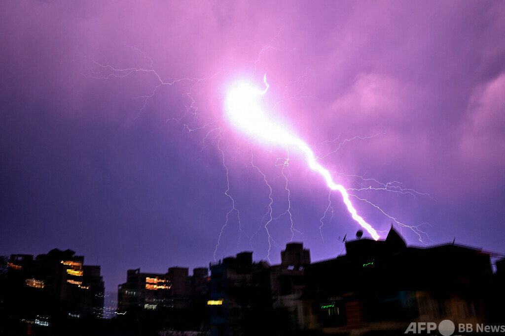 【今日の1枚】極太の稲光、まるで夜空の太陽 インド 写真1枚 国際ニュース:AFPBB News
