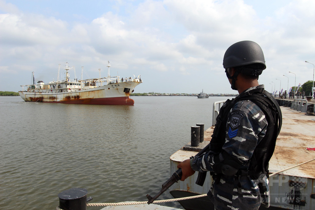 インドネシア海軍が中国漁船を拿捕、違法操業の疑いで インドネシア海軍が中国漁船を拿捕、違法操業の疑いで