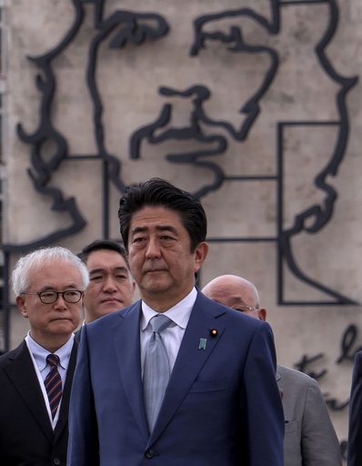 安倍首相、日本の首相として初のキューバ訪問 カストロ議長と会談 写真 