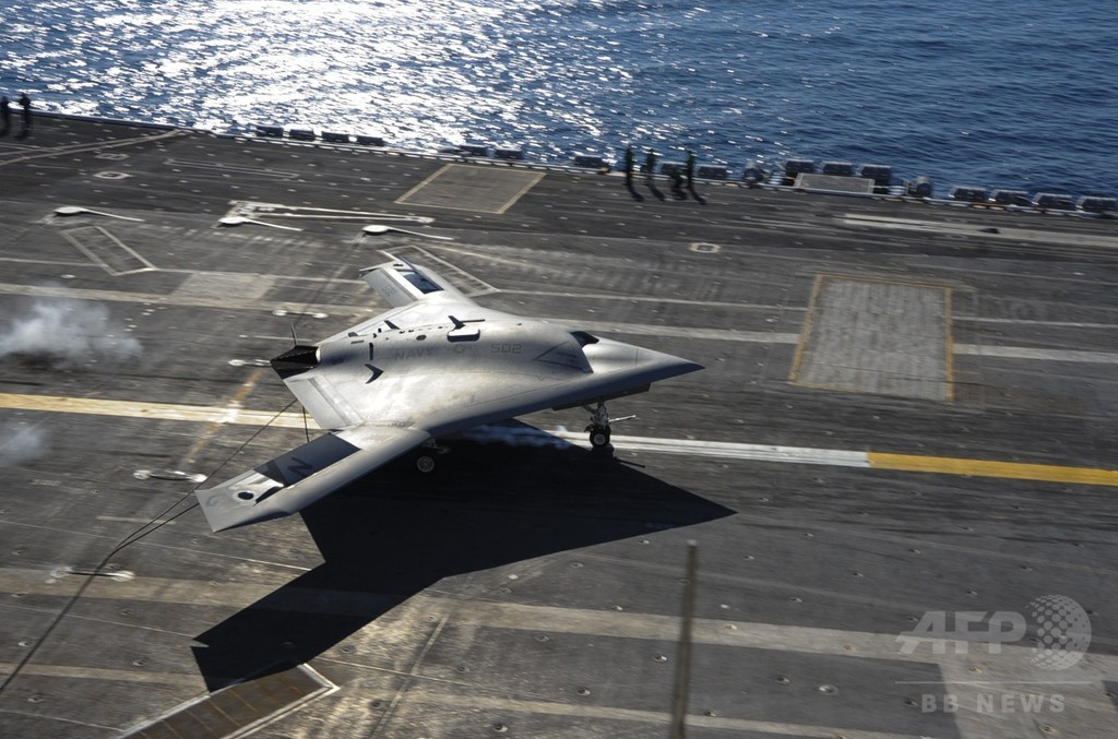米海軍、無人機「X47B」の空中給油に初成功 米海軍、無人機「X47B」の空中給油に初成功