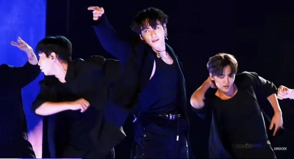 BTS armyブース ジョングク ジン BTSジョングク、ジンのコンサートでサプライズ登場 写真枚 国際