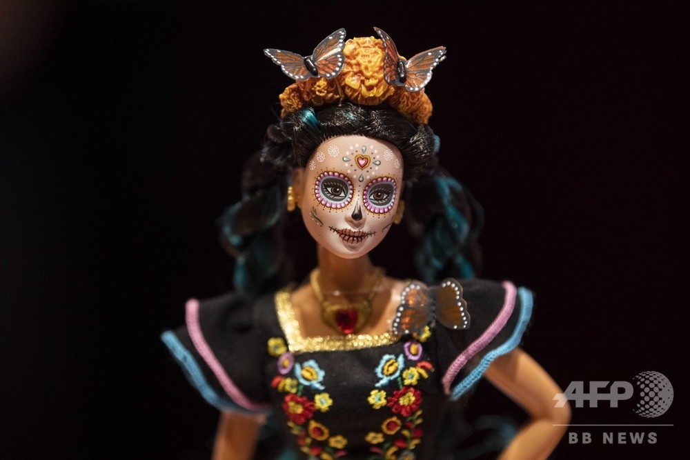 メキシコ伝統「死者の日」にちなんだバービー発表、文化盗用との批判も ...