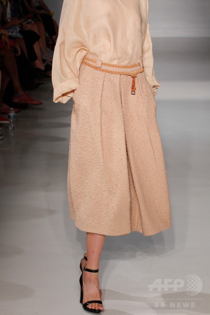 膝下丈のスカートでエレガントに、「ジル・スチュアート」15年春夏