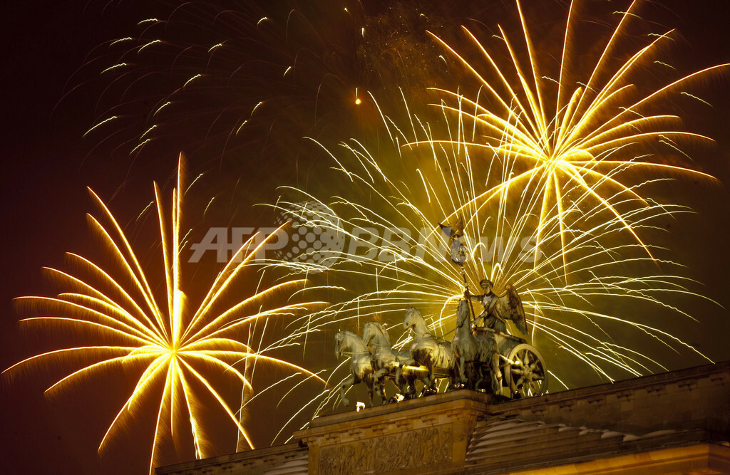 新年祝うブランデンブルク門の花火 ベルリン 国際ニュース Afpbb News