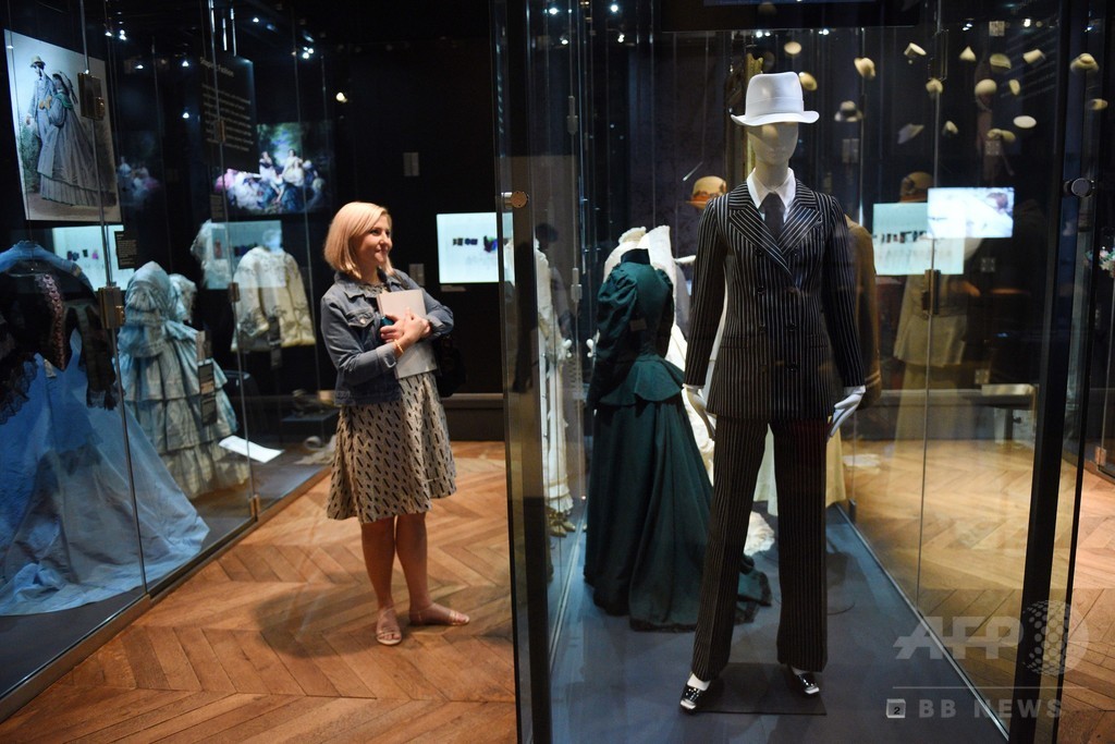 イヴ・サンローラン回顧展、英バウズ博物館で開催