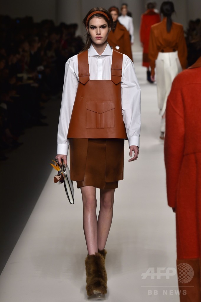 スイスのアーティスト、ゾフィー・トイベル=アルプの作品から着想、「フェンディ」15/16秋冬